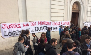 Le rassemblement devant l'église Saint Férreol sur le Vieux-Port.