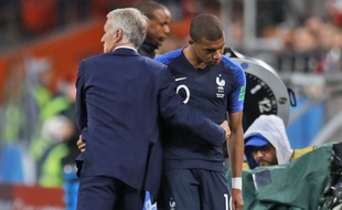 Kylian Mbappé et Didier Deschamps lors de France-Pérou, le 21 juin 2018.