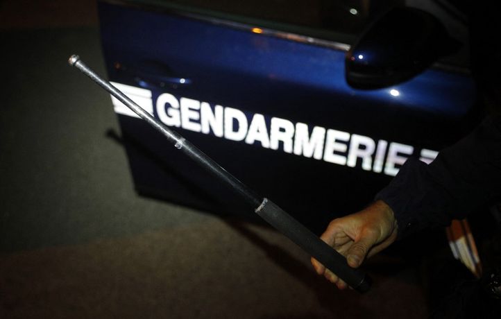 Un jeune sous-officier de la gendarmerie mobile d'Antibes a été sanctionné pour  avoir « porter l’atteinte à l’image de la gendarmerie », après la diffusion d'images pornographiques en tenue. 