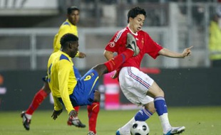France's Samir Nasri (R) avoids the tackle of Ecuador's Jose Luis Cortez during their friendly soccer match at Stade des Alpes in Grenoble, French Alps May 27, 2008. The French team is preparing for the upcoming Euro 2008 Championship. REUTERS/Charles Platiau (FRANCE) (EURO 2008 PREVIEW)