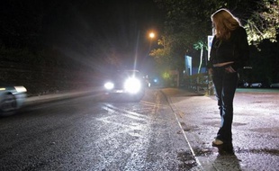 Une prostituée dans une rue d'Ipswich, dans le Suffolk, dans l'est de l'Angleterre