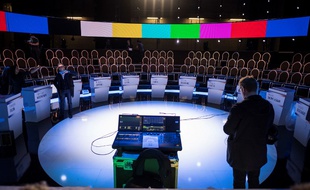 Le plateau du débat télé à 11 candidats, le 4 avril sur BFMTV/CNEws, à Aubervilliers
