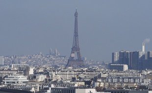 La tour Eiffel lors d'un pic de pollution à Paris, en février 2018.