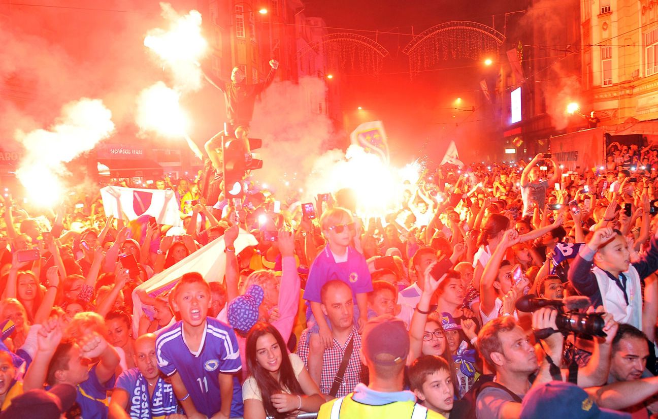 VIDEO. Une foule dingue a Sarajevo pour accueillir. l equipe de basket 16 ans