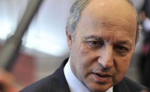 Le ministre des Affaires étrangères, Laurent Fabius, a espéré mardi qu'il ne sera pas nécessaire d'établir un nouveau plan de sauvetage financier de l'Espagne, alors que les Bourses européennes ont à nouveau décroché lundi sur fond d'envolée des taux d'emprunt espagnols.
