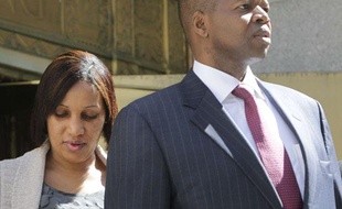 Nafissatou Diallo et son avocat Kenneth Thompson à New York, le 22 août 2011.