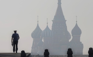 Illustration: Un policier russe près de la cathédrale St. Basil sur la place Rouge à Moscou, le 27 juillet 2010.