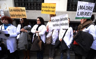 Des militantes pro-avortement espagnoles, à Paris.