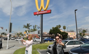 En 2018, en Californie, un restaurant McDonald's avait inversé le fameux "M" de son enseigne pour le 8 mars.