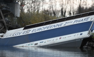 Eckwersheim, le 15 novembre 2015. - Le TGV de test dans le canal Rhin-Rhône après son déraillement à Eckwersheim (Bas-Rhin), à 20 km de Strasbourg, le 14 novembre 2015.