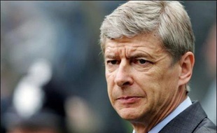 L'entraîneur français Arsène Wenger a prolongé de trois ans, soit jusqu'en 2011, son contrat avec Arsenal (1re div. anglaise), a annoncé vendredi le club de football sur son site internet.