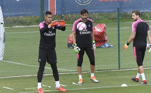 Alphone Areola, Gigi Buffon et Kevin Trapp, les trois gardiens du PSG, à l'entraînement le 17 août 2018 au Camp des loges.