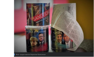 Un papier toilette décoré avec les sanctions européennes contre la Russie.