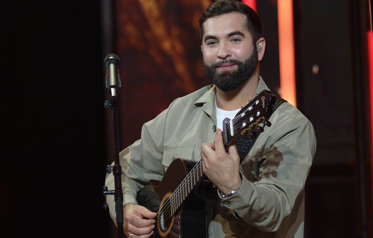 Blessé par balle à la poitrine après une soirée très alcoolisée, le chanteur n'était plus apparu sur le petit écran depuis avril 2024.