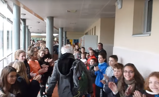 Le prof d'EPS est parti à la retraite sous les "hourrah" d'élèves reconnaissants