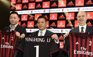 Li Yonghong, le nouveau patron du Milan AC, entouré de Marco Fassone (à droite) et de David Han Li (à gauche).