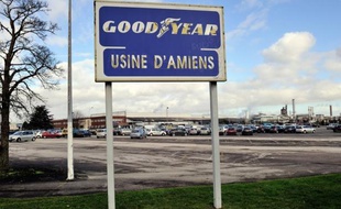 Les accès de l'usine Goodyear à Amiens-Nord, menacée de fermeture, ont été bloqués lundi par des salariés alors que la justice devait examiner dans la matinée la validité du plan de sauvegarde de l'emploi (PSE) concernant le site qui emploie 1.173 salariés, a constaté une journaliste de l'AFP.