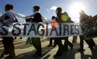 Le collectif Génération Précaire, qui défend les droits des stagiaires, a salué la proposition de Jacques Attali de dissuader les entreprises d'abuser des stages étudiants, tout en espérant que son ONG PlaNet Finance "modifiera rapidement ses pratiques"