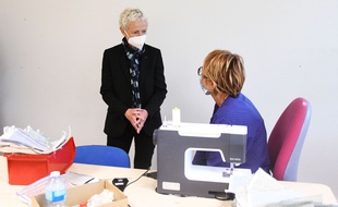 Brigitte Klinkert s'était beaucoup engagée pendnat la crise du covid-19. Comme ici, lors d'une visite à un atelier de confection de masques à Altkirch.