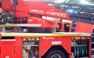 Un camion à échelle des pompiers et pompières. (illustration)