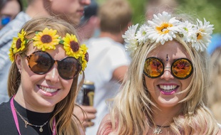 Des festivalières à Glastonbury, en Angleterre, le 25 juin 2015.