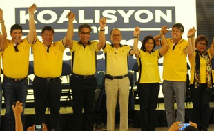 Le président philippin Benigno Aquino (c), Mar Roxas (3e g) et Leni Robredo (3e d), les deux candidats à la présidentielle de 2016, le 12 octobre 2015 à Manille