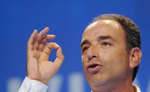 Jean-François Copé, secrétaire général et candidat à la présidence de l'UMP, a regretté dimanche une "expression un peu dans l'excès" de son compétiteur François Fillon, qui lui a reproché de "cherche le buzz à tout prix" et de "tenir un double langage".
