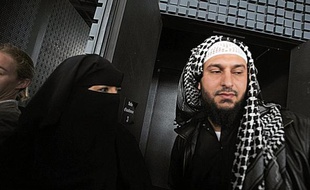 Le tribunal correctionnel de Nantes a condamné mercredi Lies Hebbadj, épicier nantais dont une compagne a contesté en avril une contravention pour port du niqab au volant, à 700 euros d'amende pour "abus de confiance".