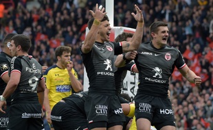 La joie des Toulousains Romain Ntamack et Thomas Ramos lors de la victoire en Top 14 contre Clermont, le 14 avril 2019 au Stadium de Toulouse.
