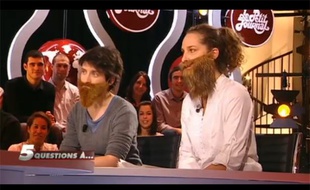Capture d'écran du «Petit Journal» de Canal + où étaient invitées Céline et Amélie, du collectif féministe La Barbe, le 9 décembre 2011.