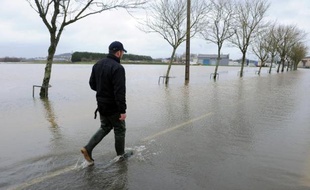 La crue de la Vilaine a atteint son pic lundi, annonçant une lente baisse du niveau des cours d'eau dans l'ouest de la France, où les trois départements de l'Ille-et-Vilaine, du Morbihan et de la Loire-Atlantique sont repassés en vigilance orange après plusieurs journées dans le rouge.