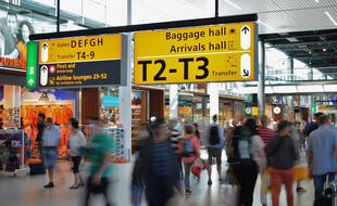 Des voyageurs dans un aéroport (illustration).