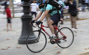 Un livreur à vélo à Paris (Illustration).