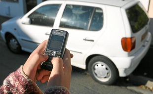 Le passager indique son trajet via une application ou envoie un SMS pour trouver une voiture.