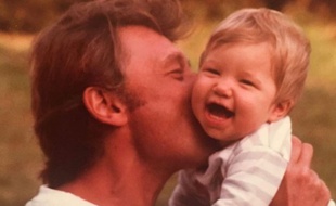 Laura Smet, bébé, dans les bras de son père.