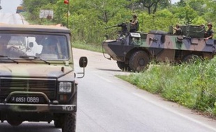Après plus de cinq ans d'interposition en Côte d'Ivoire, Paris va réduire d'un quart les effectifs de sa force Licorne, arguant de "l'amélioration de la situation sécuritaire" alors que des élections sont prévues d'ici juillet pour sortir ce pays de la crise.