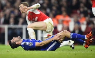 Diego Costa reste au sol après un tacle de Per Mertesacker le 24 janvier 2016.