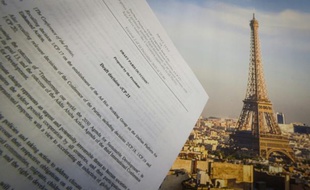 Le brouillon de l'accord sur le climat devant la Tour Eiffel à Paris le 10 décembre 2015