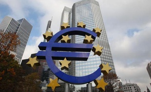 Le logo de l'euro devant le siège de la Banque centrale européenne, le 6 novembre 2014 à Francfort