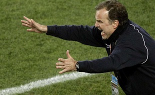 Marcelo Bielsa, l'actuel entraîneur de l'Athletic Bilbao, alors qu'il était sélectionneur du Chili, le 28 juin 2010, conte le Brésil, à Johannesburg.