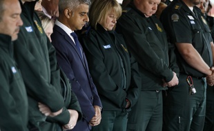 Sadiq Khan, le maire de Londres, aux côtés des ambulanciers pour la minute de silence, le 6 juin 2017, en hommage aux sept morts de l'attentat qui a frappé Londres le 3 juin 2017.