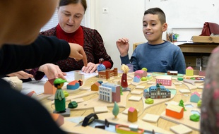 Des petits roubaisiens jouent à «J'aime mon quartier».