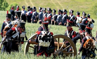 Des hommes habillés en soldats napoléoniens rejouent la bataille de Montmirail, dans la Marne, le 31 mai 2014