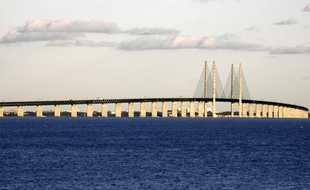 Le Pont de l'Oresund, qui enjambe le détroit du même nom. Il relie les villes de Malmo en Suède et de Copenhague au Danemark.