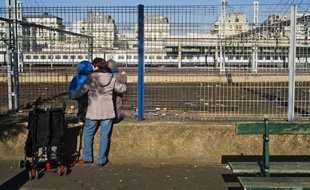 Une femme avec deux enfants regardant les trains, gare de Montparnasse. Paris, FRANCE-05/03/2015./BALEYDIER_1924.31/Credit:Baleydier/SIPA/1503052048