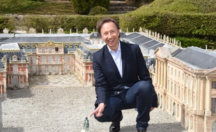 Stéphane Bern dans la reconstitution du Château de Versailles au parc France Miniature