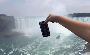 #ExtremePhonePinching, la nouvelle mode lancée sur Twitter, consiste à suspendre son téléphone dans le vide.
