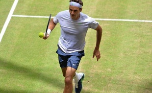 Le Suisse Roger Federer, N.3 mondial, a surmonté la perte du premier set pour battre le Russe Mikhail Youzhny (N.29), 6-7 (5/7), 6-3, 6-4, en finale du tournoi sur gazon de Halle et brandir son premier trophée de la saison.