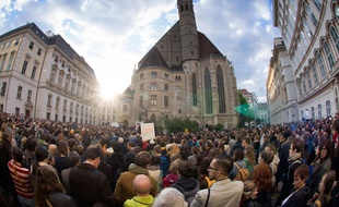 Vienne (Autriche), le 20 avril 2015. Des autrichiens participent à un rassemblement en hommage aux migrants morts lors de la traversée de la Méditerranée.
