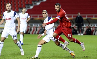 Le défenseur d'Anvers Jérémy Gélin ici à la lutte avec Erik Lamela et Harry Kane, va retrouver Tottenham en Ligue Europa.